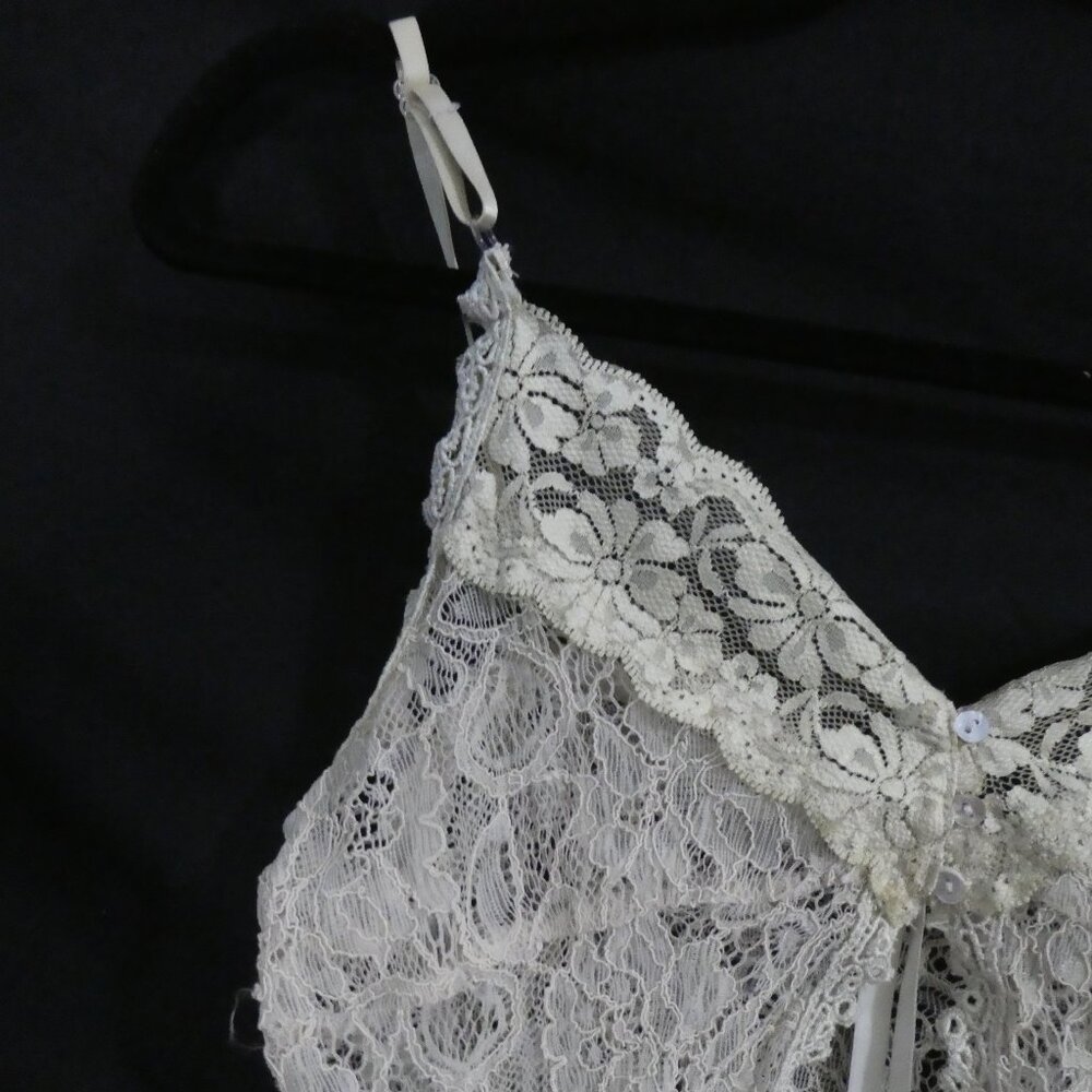 Elegant Lace V-Neck Camisole Top With 3 Button Front Detail P2P 13.5 inches - Picture 3 of 16